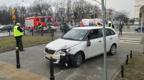 Potrącenie mężczyzny na Muranowie. "Przebiegał na czerwonym świetle"