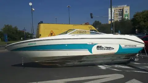 Motorówka "zaparkowała" na środku skrzyżowania