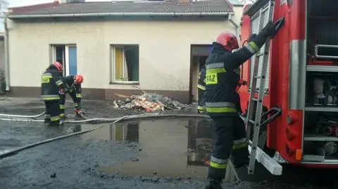 Pożar domu na Bródnie. Strażacy ewakuowali kobietę