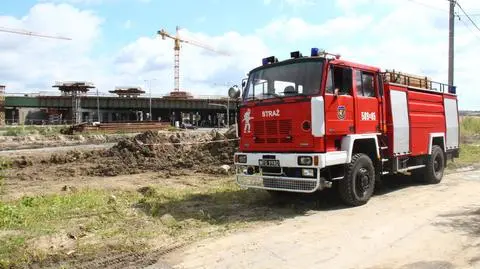 Strażacy pilnują beczki z fosforem Usunąć nie mogą, bo jest weekend