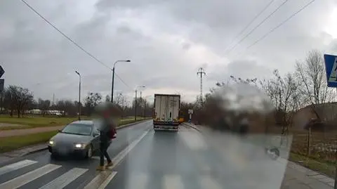 Był w połowie pasów, auto przejechało mu przed nosem. "Musiał odskoczyć"
