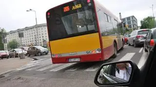 Autobus stanął "pod prąd"