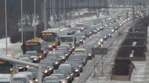 Biało na drogach, posypywarki w akcji.  Jeździ się trudniej niż zwykle