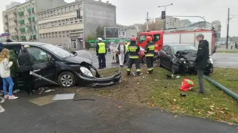 Zderzenie trzech samochodów osobowych na Woli