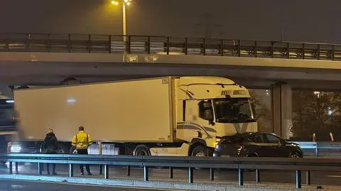 Po zderzeniu z ciężarówką auto stanęło w poprzek trasy S8