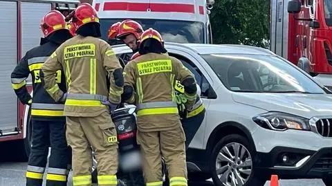 Skuterzysta zderzył się z autem na Mokotowie. "Zabrano go do szpitala z urazem obojczyka" 