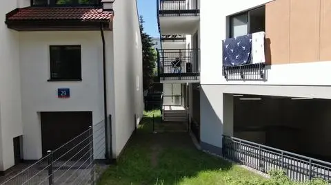 Balkony przy ścianie i pokoje z komórek. Rok temu o tym bloku mówiło pół Polski. Niespodziewany finał