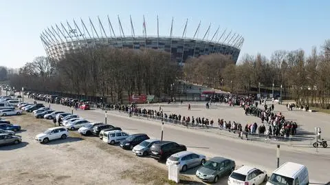 Kolejka przed Stadionem Narodowym 