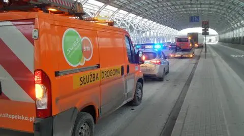 Zderzenie fiata z ciężarówką na S8