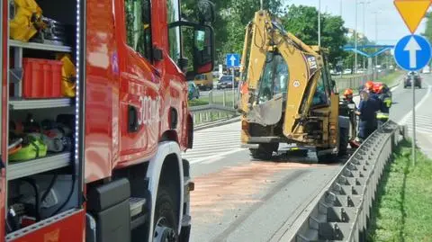 Koparka utknęła na Czerniakowskiej. Wyciekło z niej paliwo