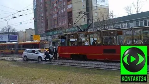 Wjechał na torowisko. Zabłądził?
