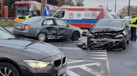 Korki na Wolskiej, autobusy na objazdach. Podróżujący mercedesem nie chcą powiedzieć, kto kierował 