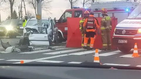 Śmiertelny wypadek na krajowej "siódemce". "Zjechał z jezdni i uderzył w betonowy słup"