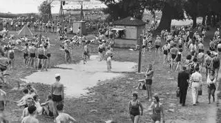 Plaża Braci Kozłowskich, widoczny most Poniatowskiego (1936r.)