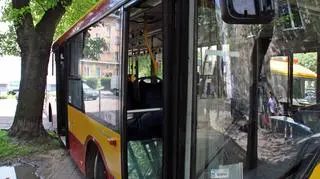 Pod autobusem zapadła się studzienka