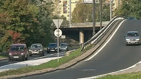 Zjazd z mostu zwężony, "żeby poprawić płynność ruchu"
