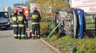 Samochód na boku na Głębockiej