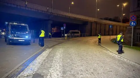 Policjanci zabezpieczają zamknięte odcinki 