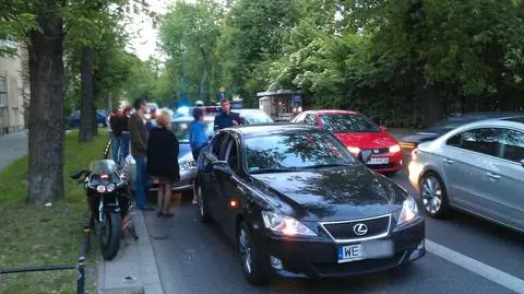 Pijany motorowerzysta wbił się w tył lexusa