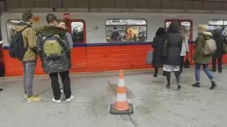 Cieknie woda na stacji metro Politechnika