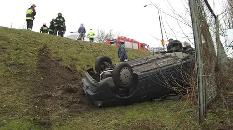 Fiat uno dachował w rowie