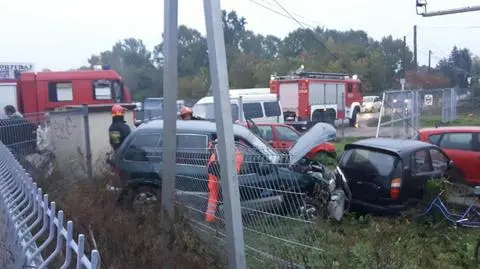 Przeleciał przez ogrodzenie po zderzeniu z busem