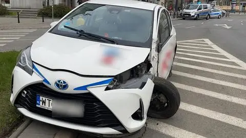 Rozbił auto z wypożyczalni, ściął znak przy przejściu dla pieszych. Policja: miał niemal dwa promile alkoholu