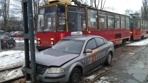 Taksówka wjechała pod tramwaj