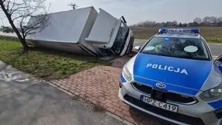 Ciężarówka w rowie w miejscowości Leszno