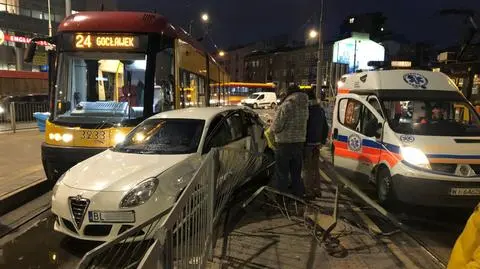 Rondo Wiatraczna: samochód pod tramwajem