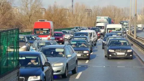 Kolizja betoniarki i dwóch aut na Trasie Siekierkowskiej