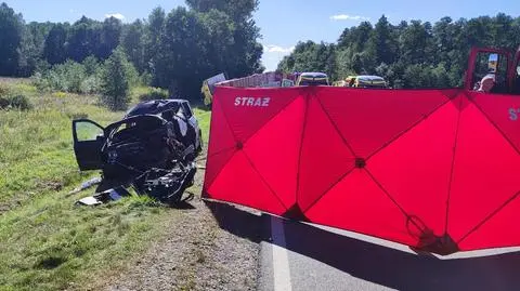 Zjechała na przeciwległy pas, czołowo zderzyła się z ciężarówką. Zginęła