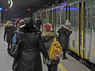 Pasażerowie na stacji Warszawa Wileńska