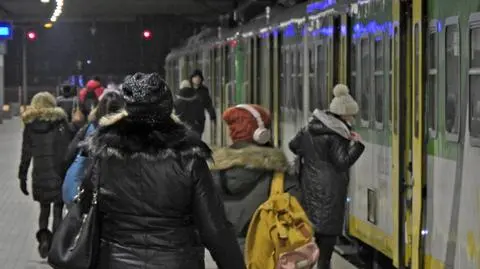 Dym i brak prądu w sieci trakcyjnej. Opóźnienia pociągów sięgały 70 minut 