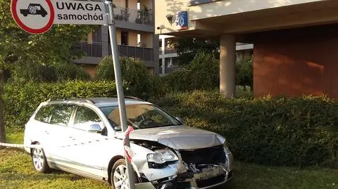 Spowodował dwie kolizje, na koniec wjechał w bramę. Policja: miał dwa promile