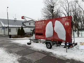 Aktywiści przygotowali instalację z mobilnymi płucami