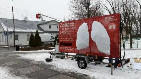 Aktywiści przygotowali instalację z mobilnymi płucami