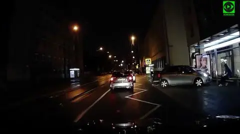 Wpadł w poślizg i uderzył w przystanek. "Kobieta cudem uniknęła poważnych obrażeń" 