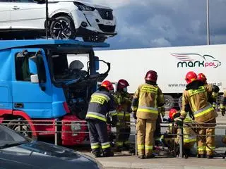 Jedna z ciężarówek przewoziła samochody osobowe