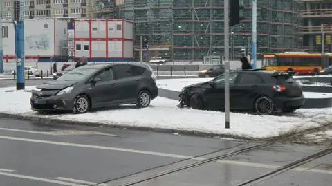 Kolizja na rondzie. Kilkadziesiąt minut nie jeździły tramwaje