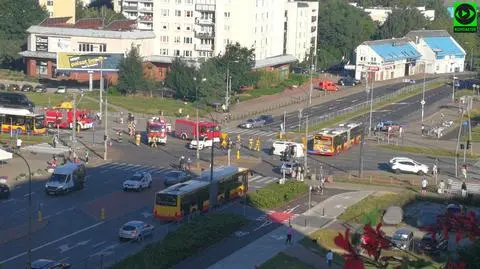 Zderzenie autobusu i dwóch aut na Bemowie. Jeden z samochodów wylądował na boku