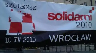 Solidarni 2010 koczują przed siedzibą TVP