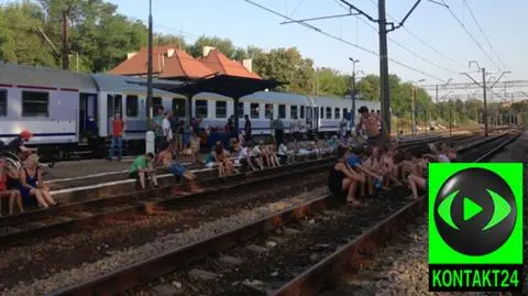 Pociąg do Warszawy stanął. Pasażerowie czekali w upale