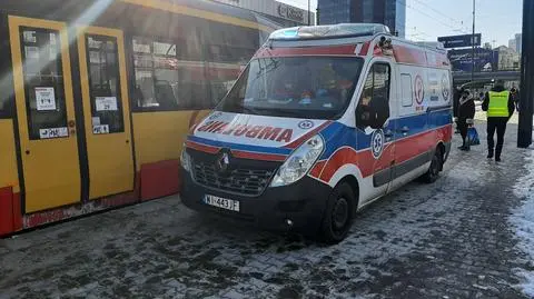 "Mężczyzna szedł chodnikiem i się zachwiał". Potrącił go tramwaj