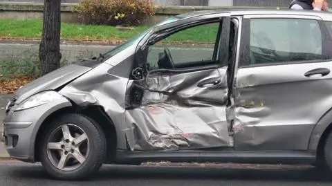 Osobówka wjechała pod "18" w Śródmieściu