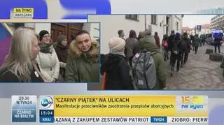 Protestujący zbierają się na Miodowej