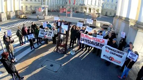 Atrapa gilotyny, petycja z żądaniami. Manifestacja lokatorów przed ratuszem