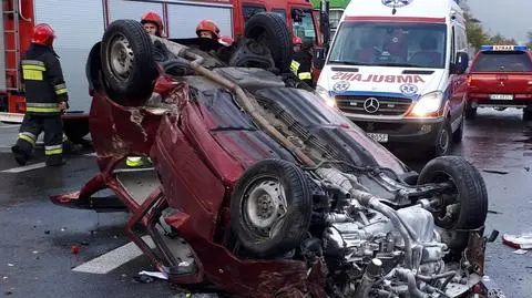 Wypadek na Powązkowskiej. Fiat na dachu, zniszczone bariery 