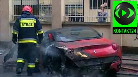 Ferrari w ogniu w centrum