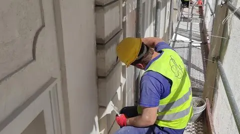 Odbudowali je pospiesznie, z marnych materiałów. Remontują kamienice przy Freta